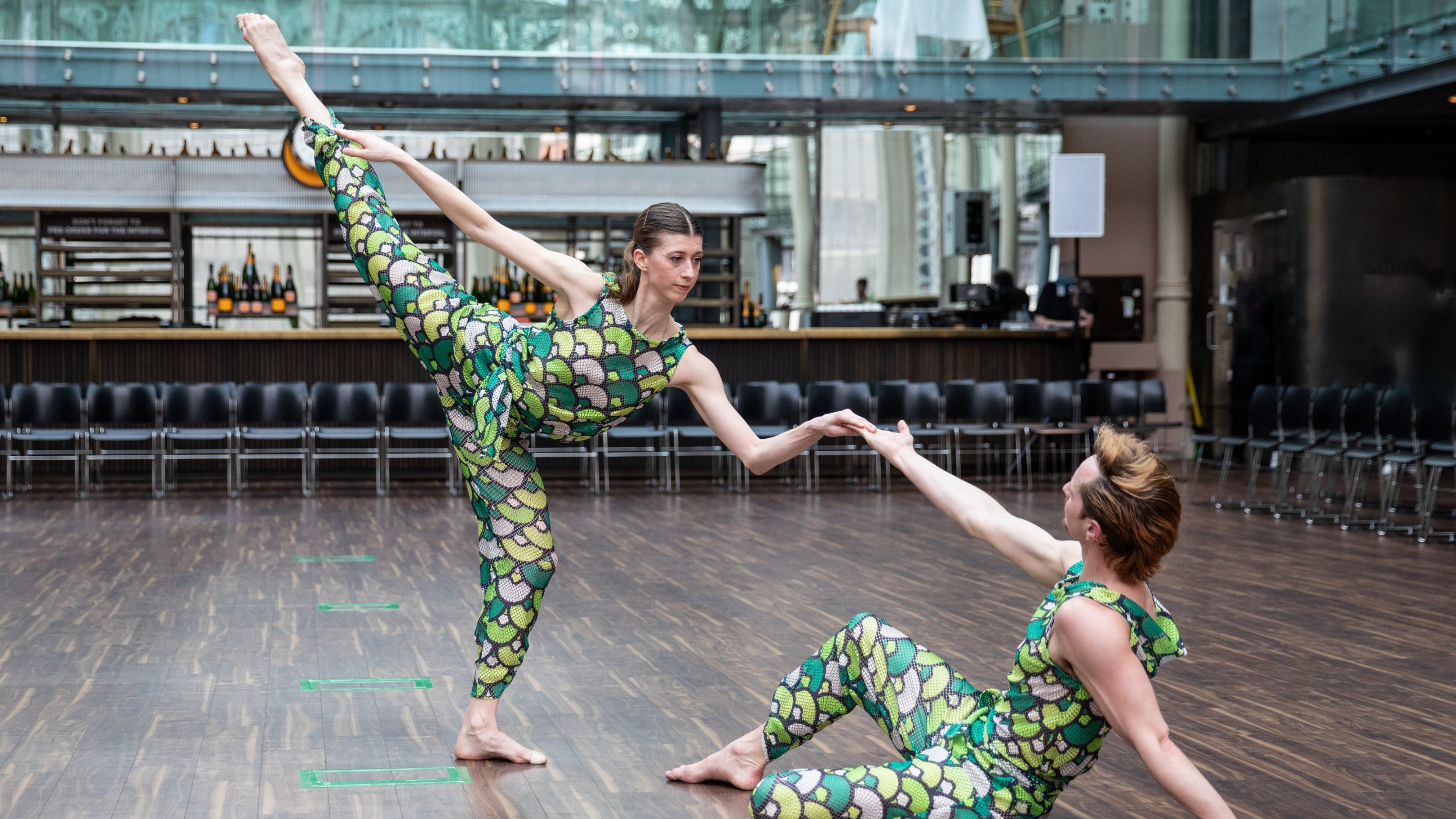 dancer duo in rehearsal 