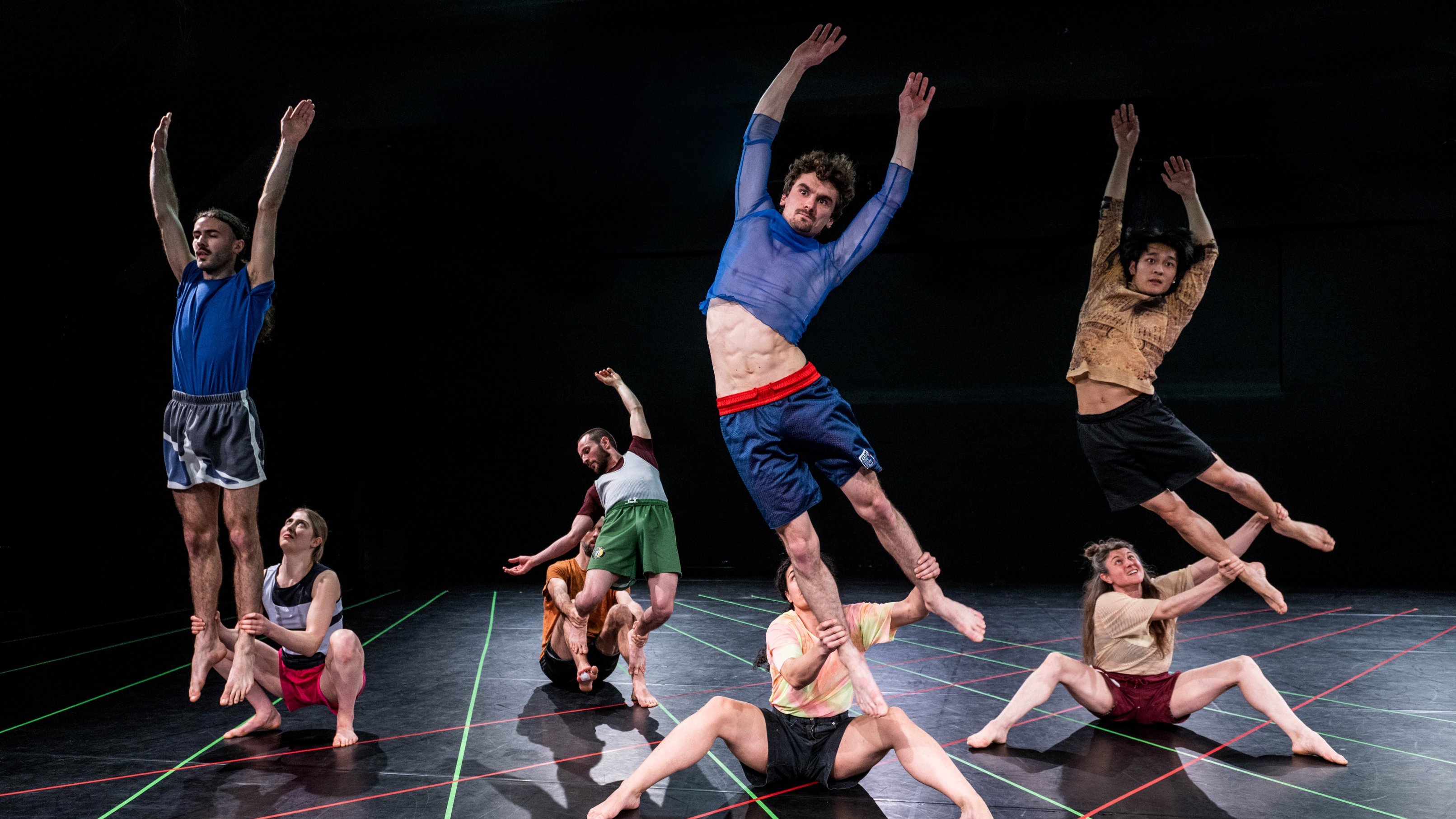 Danseurs en duos, l'un soutenant l'autre en suspension