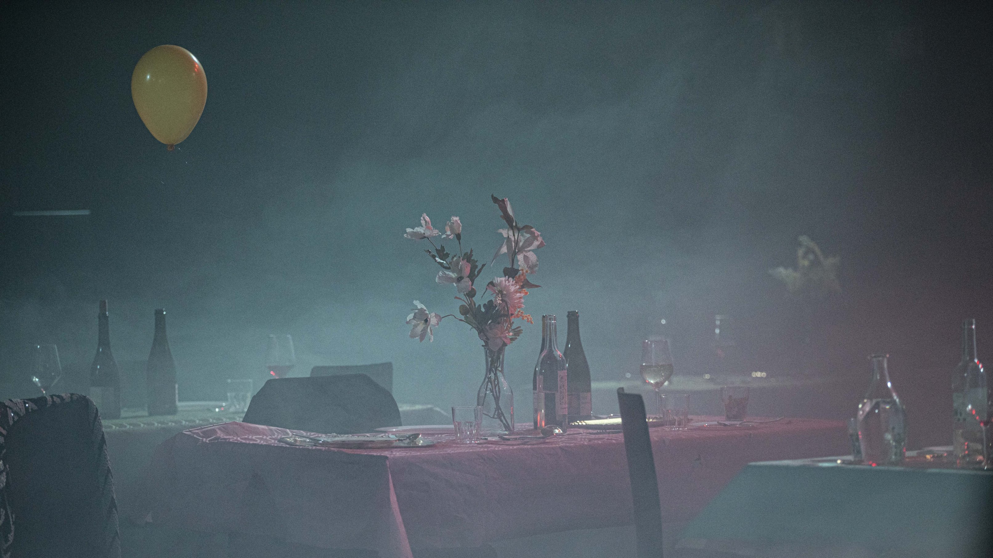table de repas dressée dans une atmosphère brumeuse, ton bleu et rouge