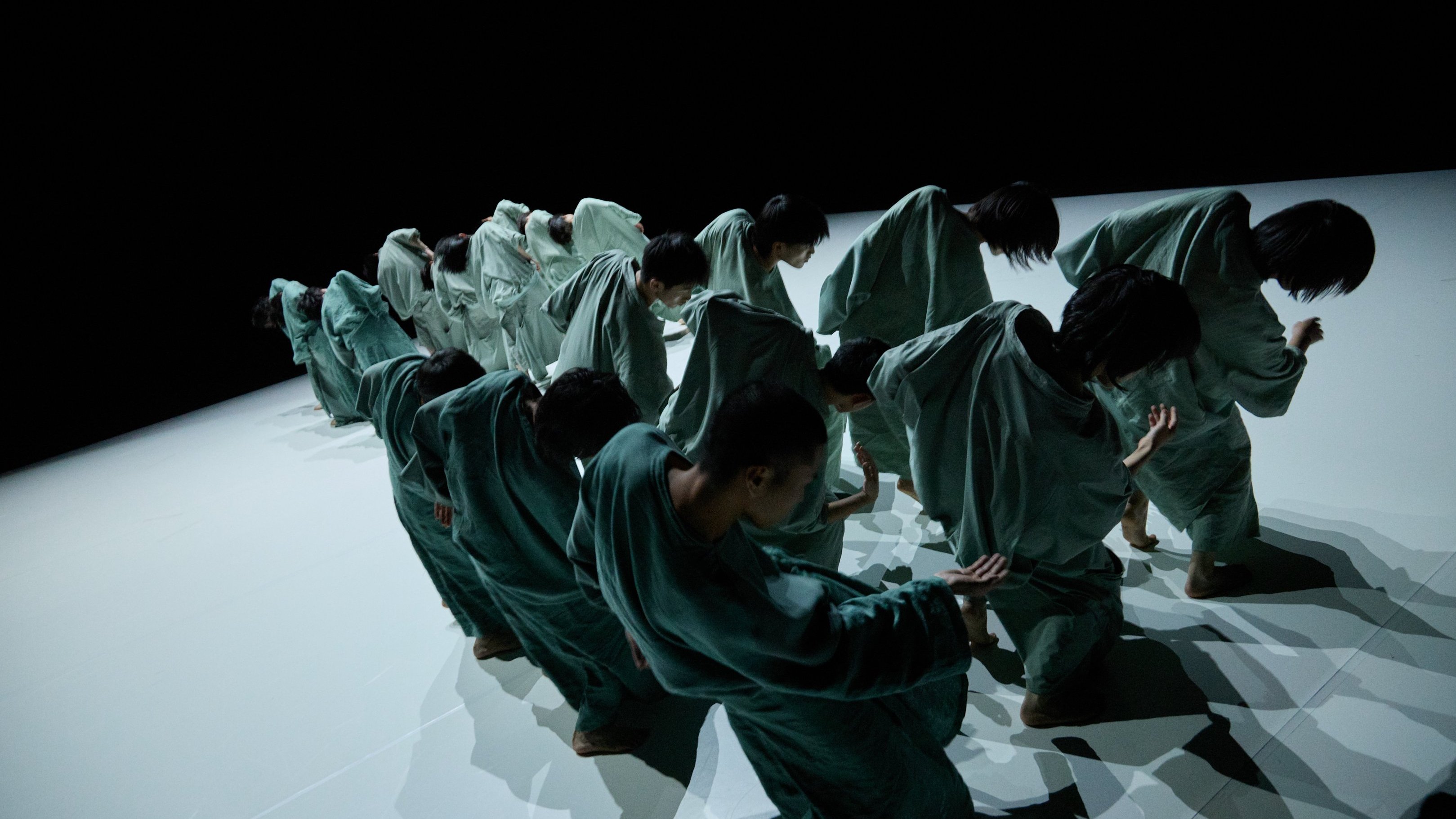 Danseurs en groupe qui font un mouvement vers le bas
