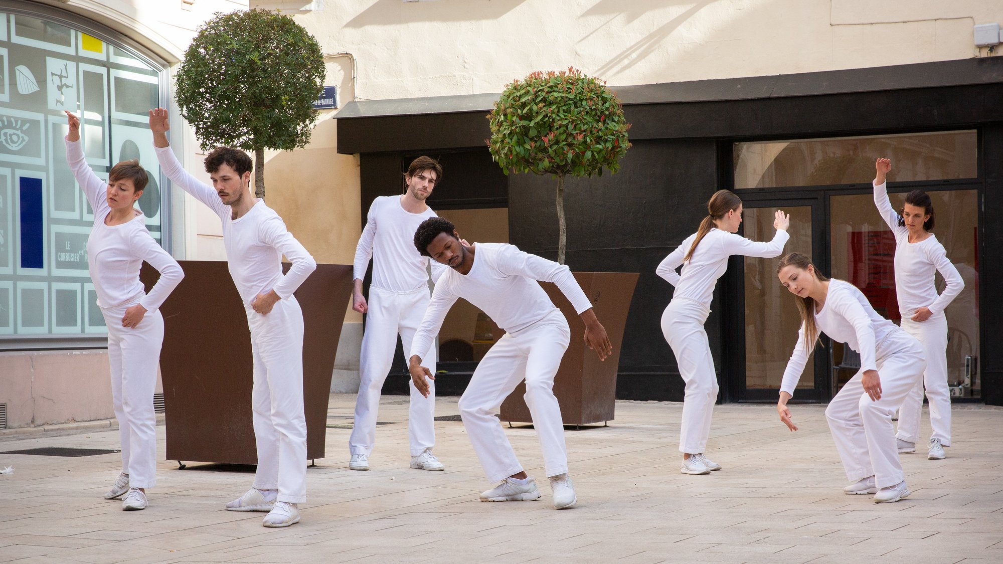 Danseurs en costume blanc dans un jardin