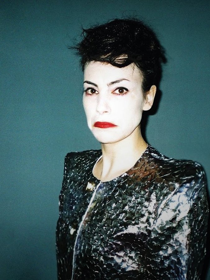 a flash portrait of Tânia Carvalho