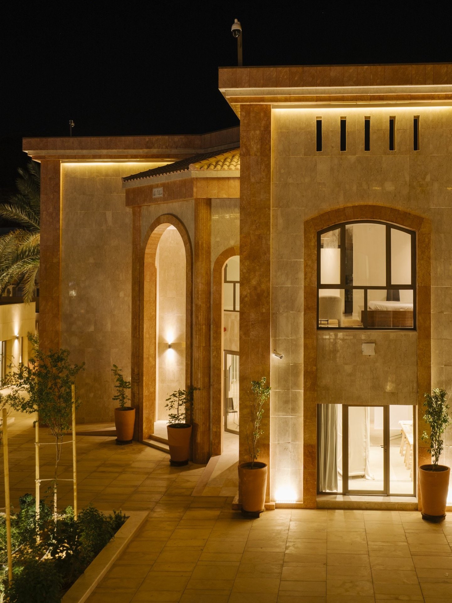 Vue extérieure du bâtiment de la Villa Hegra de nuit