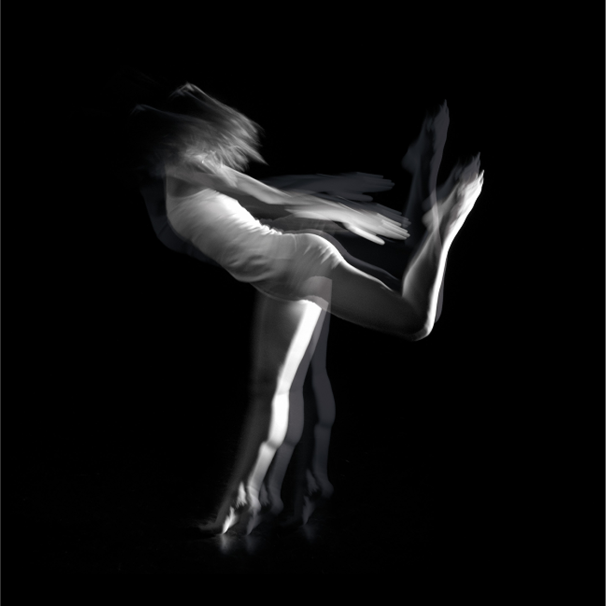 Image fragmentée d'une danseuse en mouvement sur une jambe