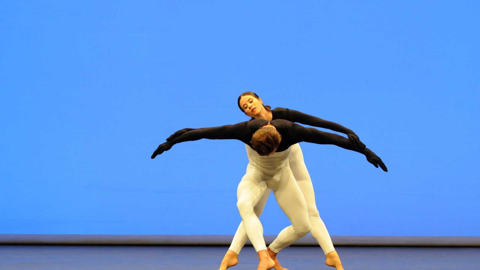 Deux danseurs dans Beach Birds de Merce Cunnigham.